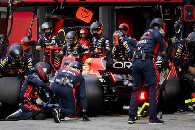ZANDVOORT - Max Verstappen (Red Bull Racing) during a pit stop during the F1 Grand Prix of the Netherlands at Circuit Zandvoort on August 27, 2023 in Zandvoort, Netherlands. ANP REMKO DE WAAL F1 Grand Prix of The Netherlands 2023 24 xVIxANPxSportx xxANPxIVx 476451958 originalFilename: 476451958.jpg