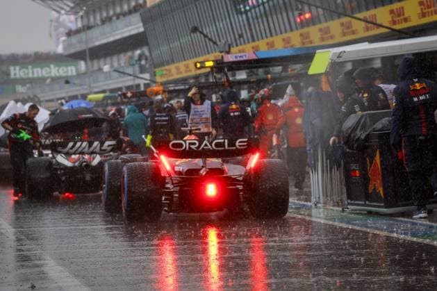 ZANDVOORT - Max Verstappen (Red Bull Racing) in the rain in the pit lane during the F1 Grand Prix of the Netherlands at Circuit Zandvoort on August 27, 2023 in Zandvoort, Netherlands. ANP REMKO DE WAAL F1 Grand Prix of The Netherlands 2023 24 xVIxANPxSportx xxANPxIVx 476453437 originalFilename: 476453437.jpg