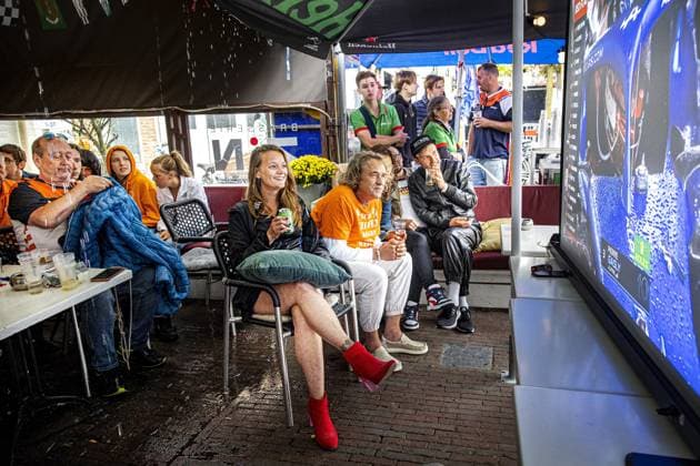 ZANDVOORT - People watch the F1 Grand Prix of the Netherlands at a restaurant in the Haltestraat. ANP RAMON VAN FLYMEN xVIxANPxSportx xxANPxIVx 476453938 originalFilename: 476453938.jpg