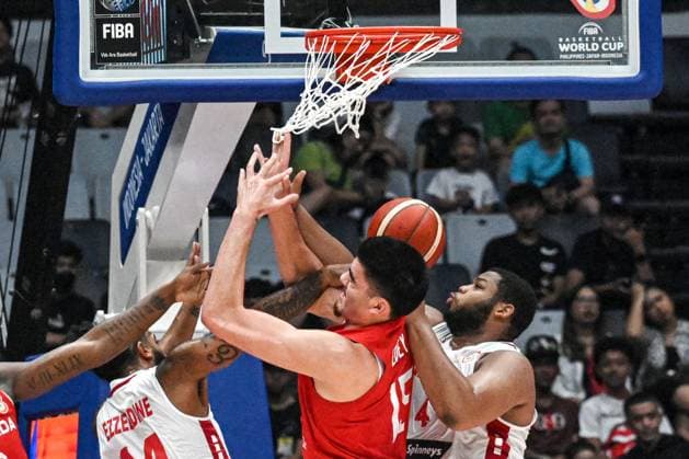 (230827) -- JAKARTA, Aug. 27, 2023 -- Zach Edey (C) of Canada vies for the ball during the Group H match between Lebanon and Canada at the 2023 FIBA World Cup in Jakarta, Indonesia, Aug. 27, 2023. ) (SP)INDONESIA-JAKARTA-BASKETBALL-FIBA WORLD CUP-GROUP H-LBN VS CAN AgungxKuncahyaxB. 