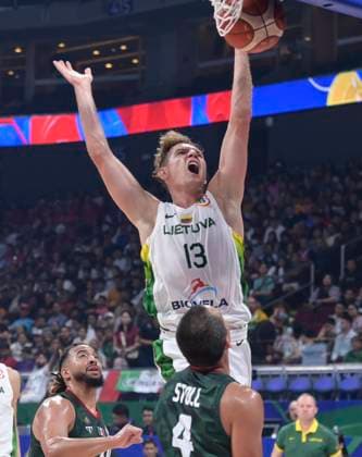 (230827) -- MANILA, Aug. 27, 2023 -- Rokas Jokubaitis (top) of Lithuania goes for a lay-up during the Group D match between Mexico and Lithuania at the 2023 FIBA World Cup in Manila, the Philippines, on Aug. 27, 2023. He Changshan) (SP)THE PHILIPPINES-MANILA-BASKETBALL-FIBA WORLD CUP-GROUP D-LTU VS MEX HexZhangshan 
