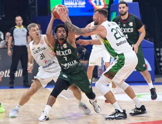 Sport Bilder des Tages (230827) -- MANILA, Aug. 27, 2023 -- Jorge Gutierrez (2nd L) of Mexico tries to break through during the Group D match between Mexico and Lithuania at the 2023 FIBA World Cup in Manila, the Philippines, on Aug. 27, 2023. He Changshan) (SP)THE PHILIPPINES-MANILA-BASKETBALL-FIBA WORLD CUP-GROUP D-LTU VS MEX HexZhangshan 
