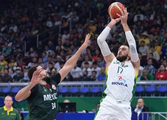 (230827) -- MANILA, Aug. 27, 2023 -- Jonas Valanciunas (R) of Lithuania shoots during the Group D match between Mexico and Lithuania at the 2023 FIBA World Cup in Manila, the Philippines, on Aug. 27, 2023. He Changshan) (SP)THE PHILIPPINES-MANILA-BASKETBALL-FIBA WORLD CUP-GROUP D-LTU VS MEX HexZhangshan 