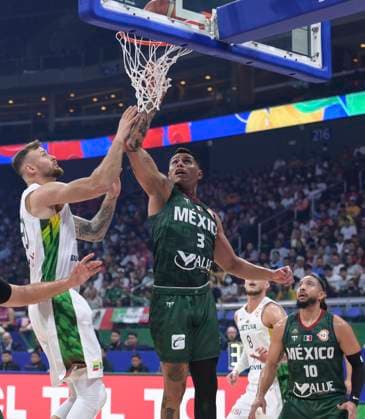(230827) -- MANILA, Aug. 27, 2023 -- Fabian Jaimes (C) of Mexico defends during the Group D match between Mexico and Lithuania at the 2023 FIBA World Cup in Manila, the Philippines, on Aug. 27, 2023. He Changshan) (SP)THE PHILIPPINES-MANILA-BASKETBALL-FIBA WORLD CUP-GROUP D-LTU VS MEX HexZhangshan 