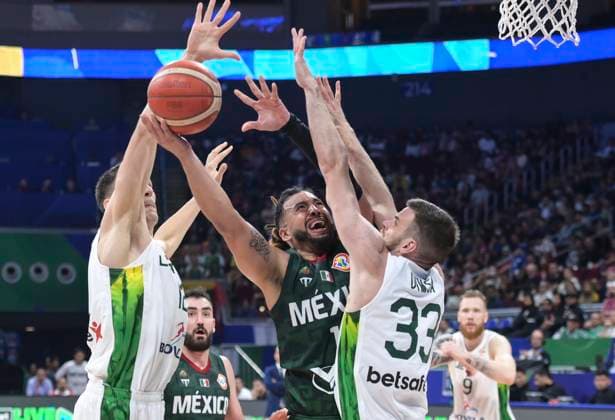 (230827) -- MANILA, Aug. 27, 2023 -- Gabriel Giron (C) of Mexico tries to break through during the Group D match between Mexico and Lithuania at the 2023 FIBA World Cup in Manila, the Philippines, on Aug. 27, 2023. He Changshan) (SP)THE PHILIPPINES-MANILA-BASKETBALL-FIBA WORLD CUP-GROUP D-LTU VS MEX HexZhangshan 