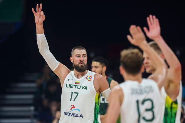 (230827) -- MANILA, Aug. 27, 2023 -- Jonas Valanciunas (L) of Lithuania celebrates with his teammates during the Group D match between Mexico and Lithuania at the 2023 FIBA World Cup in Manila, the Philippines, on Aug. 27, 2023. ) (SP)THE PHILIPPINES-MANILA-FIBA BASKETBALL WORLD CUP-GROUP D-LTU VS MEX RouellexUmali 
