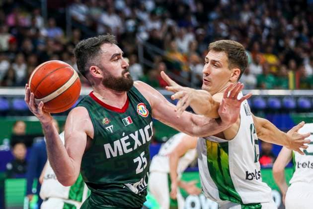(230827) -- MANILA, Aug. 27, 2023 -- Israel Gutierrez (L) of Mexico vies with Gabrielius Maldunas of Lithuania during the Group D match between Mexico and Lithuania at the 2023 FIBA World Cup in Manila, the Philippines, on Aug. 27, 2023. ) (SP)THE PHILIPPINES-MANILA-FIBA BASKETBALL WORLD CUP-GROUP D-LTU VS MEX RouellexUmali 