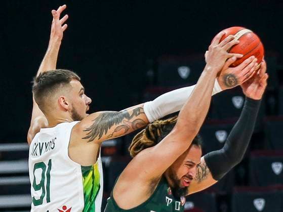 (230827) -- MANILA, Aug. 27, 2023 -- Gabriel Giron (R) of Mexico vies with Deividas Sirvydis of Lithuania during the Group D match between Mexico and Lithuania at the 2023 FIBA World Cup in Manila, the Philippines, on Aug. 27, 2023. ) (SP)THE PHILIPPINES-MANILA-FIBA BASKETBALL WORLD CUP-GROUP D-LTU VS MEX RouellexUmali 