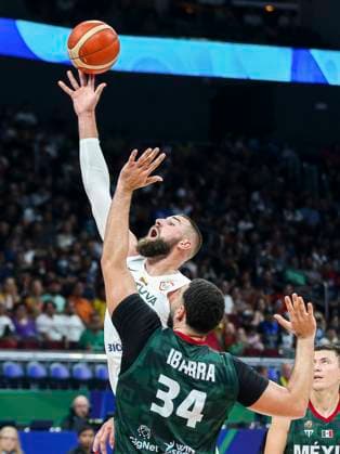 (230827) -- MANILA, Aug. 27, 2023 -- Jonas Valanciunas (top) of Lithuania competes during the Group D match between Mexico and Lithuania at the 2023 FIBA World Cup in Manila, the Philippines, on Aug. 27, 2023. ) (SP)THE PHILIPPINES-MANILA-FIBA BASKETBALL WORLD CUP-GROUP D-LTU VS MEX RouellexUmali 