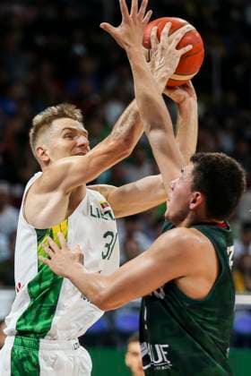 (230827) -- MANILA, Aug. 27, 2023 -- Vaidas Kariniauskas (L) of Lithuania vies with Pako Cruz of Mexico during the Group D match between Mexico and Lithuania at the 2023 FIBA World Cup in Manila, the Philippines, on Aug. 27, 2023. ) (SP)THE PHILIPPINES-MANILA-FIBA BASKETBALL WORLD CUP-GROUP D-LTU VS MEX RouellexUmali 