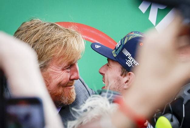 ZANDVOORT - Max Verstappen (Red Bull Racing) is congratulated by King Willem Alexander after winning the F1 Grand Prix of the Netherlands at Circuit Zandvoort on August 27, 2023 in Zandvoort, Netherlands. ANP SEM VAN DER WAL F1 Grand Prix of The Netherlands 2023 24 xVIxANPxSportx xxANPxIVx 476458826 originalFilename: 476458826.jpg