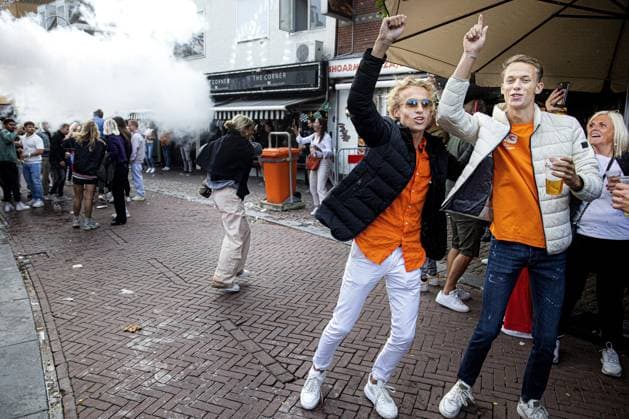 ZANDVOORT - People are celebrating in the Haltestraat after Max Verstappen won the F1 Grand Prix of the Netherlands. ANP RAMON VAN FLYMEN xVIxANPxSportx xxANPxIVx 476458978 originalFilename: 476458978.jpg