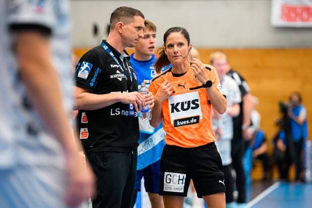 Balingen, 27 August 2023 HBL 23 24 HBW Balingen THW Kiel v li coach Jens Buerkle HBW Balingen talking to referee Maike Merz Balingen Sparkassen Arena Baden Württemberg Germany