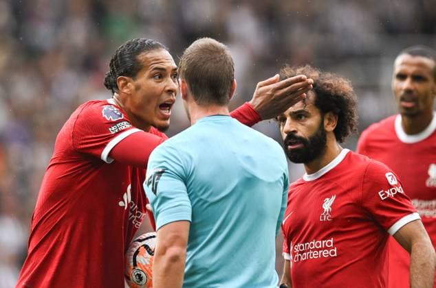 Sport Themen der Woche KW34 Sport Bilder des Tages Mandatory Credit: Photo by Richard Lee Shutterstock (14068039am) Virgil van Dijk of Liverpool protests to referee John Brooks after being shown a straight red card for bringing down Alexander Isak of Newcastle United Newcastle United v Liverpool, Premier League, Football, St James Park, Newcastle, UK - 27 Aug 2023 EDITORIAL USE ONLY No use with unauthorised audio, video, data, fixture lists, club league logos or live services. Online in-match use limited to 120 images, no video emulation. No use in betting, games or single club league player publications. Newcastle United v Liverpool, Premier League, Football, St James Park, Newcastle, UK - 27 Aug 2023 EDITORIAL USE ONLY No use with unauthorised audio, video, data, fixture lists, club league logos or live services. Online in-match use limited to 120 images, no video emulation. No use in betting, games or single club league player publications.  Copyright: xRichardxLee Shutterstockx 14068039am