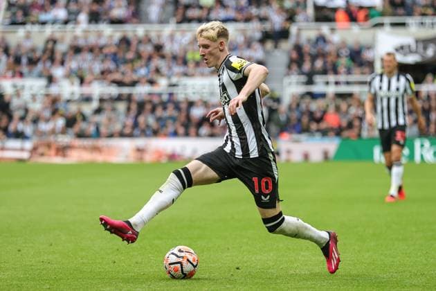 Premier League Newcastle United v Liverpool Anthony Gordon 10 of Newcastle United breaks with the ball during the Premier League match Newcastle United vs Liverpool at St. James s Park, Newcastle, United Kingdom, 27th August 2023 (Photo by Mark Cosgrove News Images) Newcastle St. James s Park Tyne and Wear United Kingdom Copyright: xMarkxCosgrove NewsxImagesx