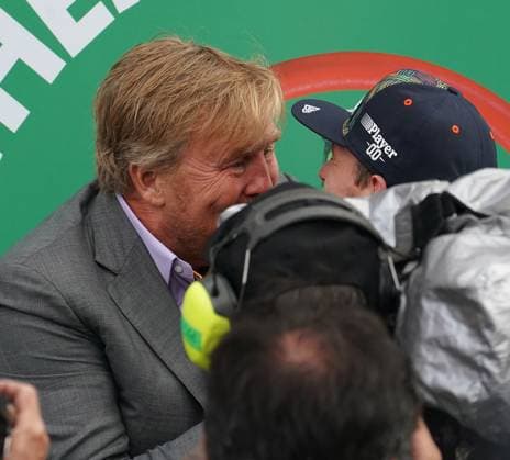 FORMULA 1 HEINEKEN DUTCH GRAND PRIX 2023 27 08 2023, Circuit Park Zandvoort, Zandvoort, FORMULA 1 HEINEKEN DUTCH GRAND PRIX 2023 , in the picture Willem Alexander, King of the Netherlands congratulates Max Verstappen NLD , Oracle Red Bull Racing to victory nordphotoxGmbHx xBratic nph00250