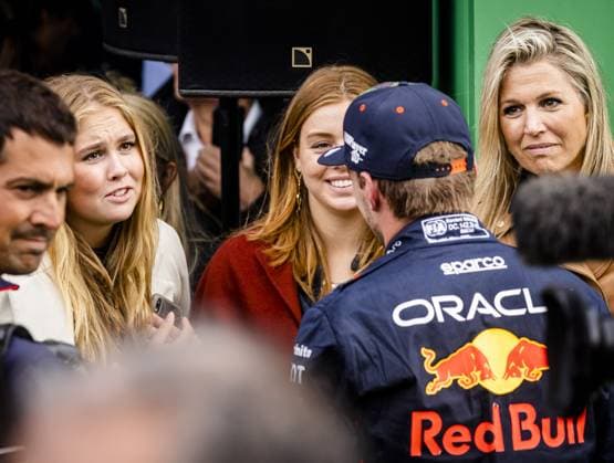 Sport Bilder des Tages ZANDVOORT - Princess Amalia, Princess Alexia, Queen Maxima and Max Verstappen (Red Bull Racing) after the conclusion of the F1 Grand Prix of the Netherlands at Circuit Zandvoort on August 27, 2023 in Zandvoort, Netherlands. ANP SEM VAN DER WAL F1 Grand Prix of The Netherlands 2023 24 xVIxANPxSportx xxANPxIVx 476461321 originalFilename: 476461321.jpg