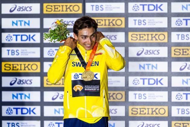 230827 Armand Duplantis of Sweden during the medal ceremony during day 9 of the 2023 World Athletics Championships on August 27, 2023 in Budapest Photo Joel Marklund BILDBYRAN kod JM JM0526 bbeng friidrott athletics friidrett 2023 world athletics championships world athletics championships budapest23 friidrotts vm friidretts vm vm  Copyright: JOELxMARKLUND BB230827JM005