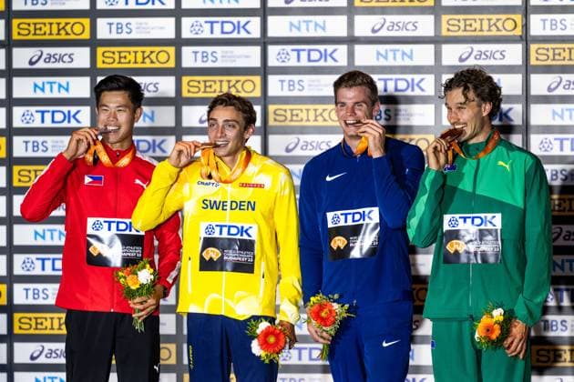 230827 Ernest John Obiena of Philippines, Armand Duplantis of Sweden, Christopher Nilsen of USA and Kurtis Marschall of Australia during the medal ceremony during day 9 of the 2023 World Athletics Championships on August 27, 2023 in Budapest Photo Joel Marklund BILDBYRAN kod JM JM0526 bbeng friidrott athletics friidrett 2023 world athletics championships world athletics championships budapest23 friidrotts vm friidretts vm vm  Copyright: JOELxMARKLUND BB230827JM007
