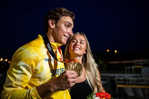 230827 Armand Duplantis of Sweden and Desira Inglander, girlfriend, poses for a portrait with his gold medal during day 9 of the 2023 World Athletics Championships on August 27, 2023 in Budapest Photo Joel Marklund BILDBYRAN kod JM JM0526 bbeng friidrott athletics friidrett 2023 world athletics championships world athletics championships budapest23 friidrotts vm friidretts vm vm  Copyright: JOELxMARKLUND BB230827JM013