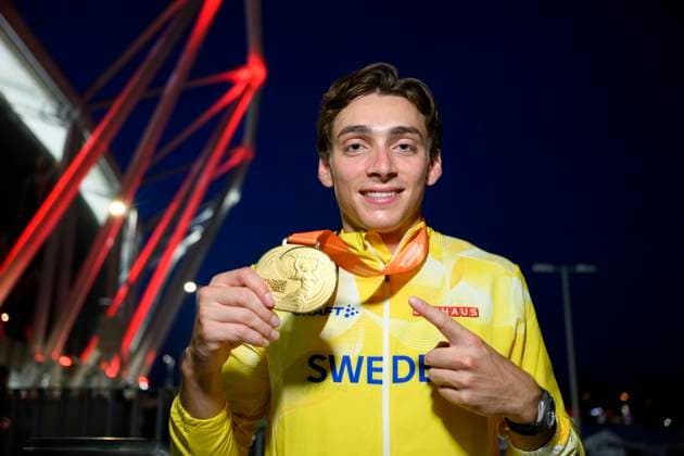 BUDAPEST 20230827 Swedens Armand Duplantis with his gold medal during the World Athletics Championships at the Nemzeti Atlétikai Központ stadium in Budapest, Hungary BUDAPEST HUNGARY Athletics x10070x  Copyright: xJessicaxGow TTx FRIIDROTTS-VM 2023