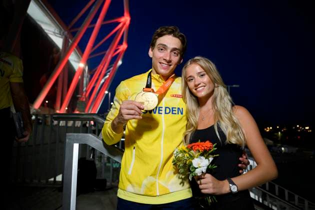 BUDAPEST 20230827 Swedens Armand Duplantis with his girlfriend Desiré Inglander and his gold medal during the World Athletics Championships at the Nemzeti Atlétikai Központ stadium in Budapest, Hungary BUDAPEST HUNGARY ATHLETICS x10070x  Copyright: xJessicaxGow TTx FRIIDROTTS-VM 2023