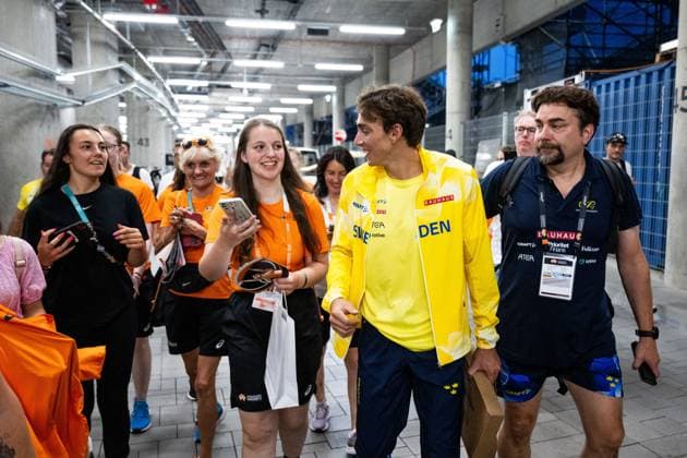 230827 Armand Duplantis of Sweden with fans during day 9 of the 2023 World Athletics Championships on August 27, 2023 in Budapest Photo Joel Marklund BILDBYRAN kod JM JM0526 bbeng friidrott athletics friidrett 2023 world athletics championships world athletics championships budapest23 friidrotts vm friidretts vm vm publik  Copyright: JOELxMARKLUND BB230827JM046