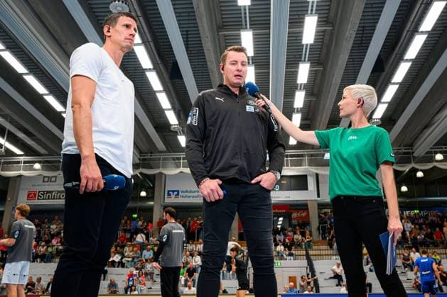 Balingen, 27 August 2023 HBL 23 24 HBW Balingen THW Kiel v li Andy Schmid DYN expert , coach Filip Jicha THW Kiel , Anett Sattler DYN presenter Balingen Sparkassen Arena Baden Württemberg Germany