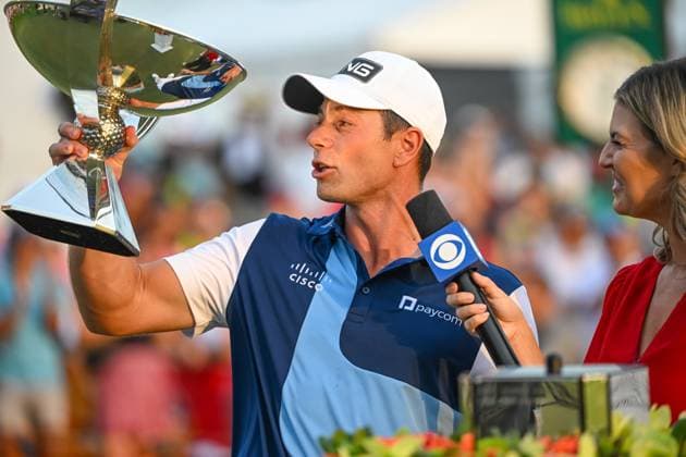ATLANTA, GA - AUGUST 27: Viktor Hovland hoists the FedEx Cup Trophey after winning the 2023 PGA, Golf Herren Tour Championship on August 27, 2023 at East Lake Golf Club in Atlanta, Georgia. (Photo by John Adams Icon Sportswire) GOLF: AUG 27 PGA - TOUR Championship EDITORIAL USE ONLY Icon23082705721