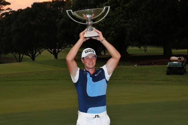 ATLANTA, GA - AUGUST 27: Viktor Hovland holds up the FedEx Cup trophy after winning the 2023 Tour Championship on August 27, 2023 at East Lake Golf Club in Atlanta, Georgia. (Photo by Michael Wade Icon Sportswire) GOLF: AUG 27 PGA, Golf Herren - TOUR Championship EDITORIAL USE ONLY Icon23082741