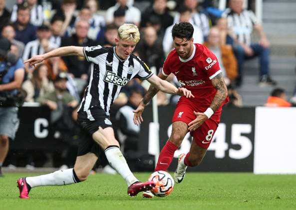Football - 2023 2024 premier League - Newcastle United vs Liverpool - St James Park - Sunday 27th August 2023 Anthony Gordon of Newcastle United vies with Dominik Szoboszlai of Liverpool 