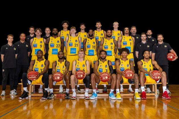 Sport Bilder des Tages MHP RIESEN Ludwigsburg 2023 2024 Hintere Reihe von links nach rechts: Team-Manager Yannick Rohatsch, Teamarzt Dr. med Sebastian Fiedler, Lenny Anigbata, Nico Santana Mojica, Aeneas Jung, Jacob Patrick, Kurt Dehring, Video Coordinator Daniel Ryan. Mittlere Reihe von links nach rechts: Physiotherapeut Tobias Volle, Assistant Coach David McCray, Ben Vander Plas, Eddy Edigin, Dominykas Pleta, Elijah Childs, Jeff Roberson, Jonathan Bähre, Physiotherapeut Julian Koller, Headcoach Josh King. Vordere Reihe von links nach rechts: Yorman Polas Bartolo, Desure Buie, Johannes, Jayvon Graves, Deion Hammond, Jaren Lewis, GER, MHP Riesen Ludwigsburg, Basketball, easycredit BBL, Mannschaftsfoto, Mediaday, Spielzeit 2023 2024, 28.08.2023, GER, MHP Riesen Ludwigsburg, Basketball, easycredit BBL, Mannschaftsfoto, Mediaday, Spielzeit 2023 2024, 28.08.2023 Ludwigsburg *** MHP RIESEN Ludwigsburg 2023 2024 Back row from left to right Team Manager Yannick Rohatsch, Team Doctor Dr med Sebastian Fiedler, Lenny Anigbata, Nico Santana Mojica, Aeneas Jung, Jacob Patrick, Kurt Dehring, Video Coordinator Daniel Ryan Middle row from left to right Physiotherapist Tobias Volle, Assistant Coach David McCray, Ben Vander Plas, Eddy Edigin, Dominykas Pleta, Elijah Childs, Jeff Roberson, Jonathan Bähre, Physiotherapist Julian Koller, Head Coach Josh King Front row from left to right Yorman Polas Bartolo, Desure Buie, Johannes, Jayvon Graves, Deion Hammond, Jaren Lewis, GER, MHP Riesen Ludwigsburg, Basketball, easycredit BBL, Team photo, Mediaday, Season 2023 2024, 28 08 2023, GER, MHP Riesen Ludwigsburg, Basketball, easycredit BBL, Team photo, Mediaday, Season 2023 2024, 28 08 2023 Ludwigsburg. Copyright: xEibner-Pressefotox EP_EER