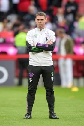 Soccer, 1 Bundesliga, 20230827, FC Bayern Munich FC Augsburg In picture Co coach of FC Bayern Munich Anthony BARRY watches pursues warm up portrait full body whole full figure Munich Allianz Arena Bayern Germany Copyright: Passion2Press MarkusxFischerx