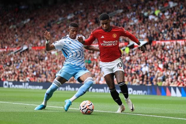 Fußball Premier League Manchester United gegen Nottingham Forest 26. August 2023 Premier League Manchester United gegen Nottingham Forest Danilo von Nottingham Forest greift Marcus Rashford von Manchester United an Foto Simon Stacpoole Abseits Manchester UK  Copyright: xSimonxStacpoolexOffside