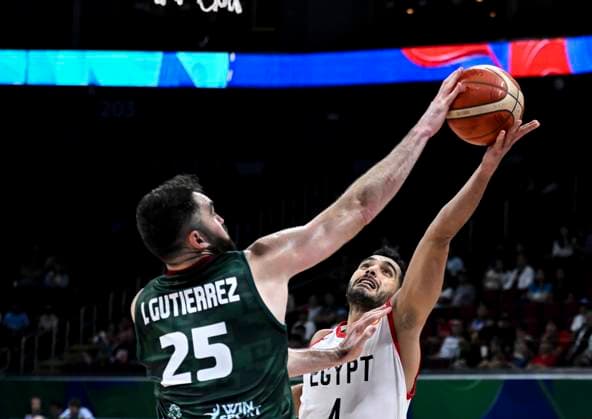 (230829) -- MANILA, Aug. 29, 2023 -- Mexico s Israel Gutierrez (L) blocks Egypt s Ehab Amin during the Group D match between Egypt and Mexico at the 2023 FIBA World Cup in Manila, the Philippines, Aug. 29, 2023. ) (SP)PHILIPPINES-MANILA-BASKETBALL-FIBA WORLD CUP-GROUP D-EGY VS MEX HexChangshan 