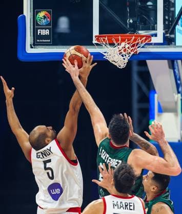 (230829) -- MANILA, Aug. 29, 2023 -- Egypt s Amr El Gendy (L) competes against Mexico s Israel Gutierrez (top R) during the Group D match between Egypt and Mexico at the 2023 FIBA World Cup in Manila, the Philippines, Aug. 29, 2023. ) (SP)PHILIPPINES-MANILA-BASKETBALL-FIBA WORLD CUP-GROUP D-EGY VS MEX RouellexUmali 