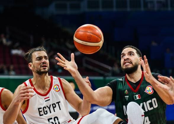 (230829) -- MANILA, Aug. 29, 2023 -- Mexico s Joshua Ibarra (R) vies for the ball during the Group D match between Egypt and Mexico at the 2023 FIBA World Cup in Manila, the Philippines, Aug. 29, 2023. ) (SP)PHILIPPINES-MANILA-BASKETBALL-FIBA WORLD CUP-GROUP D-EGY VS MEX RouellexUmali 