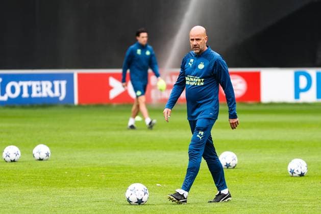EINDHOVEN - PSV coach Peters Bosz during training leading up to the second and final play-off Champions League match between PSV and the Scottish Rangers FC. VINCENT JANNINK xVIxANPxSportx xxANPxIVx 476647156 originalFilename: 476647156.jpg
