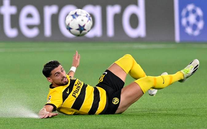 Kastriot Imeri, YB, on the ground, BSC Young Boys Maccabi Haifa, playoff Champions League, football, 29 08 2023