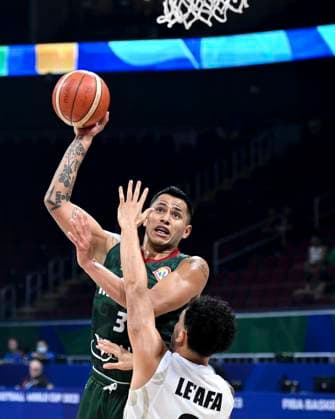 Basketball, WM, Mexiko - Neuseeland (230831) -- MANILA, Aug. 31, 2023 -- Fabian James (Top) of Mexico shoots during the classification round 17-32 match between Mexico and New Zealand at the 2023 FIBA World Cup in Manila, the Philippines, on Aug. 31, 2023. ) (SP)THE PHILIPPINES-MANILA-BASKETBALL-FIBA WORLD CUP-CLASSIFICATION ROUND-MEX VS NZL HexChangshan 
