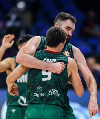 Basketball, WM, Mexiko - Neuseeland (230831) -- MANILA, Aug. 31, 2023 -- Pako Cruz Saldivar (Front) and Israel Gutierrez of Mexico embrace during the classification round 17-32 match between Mexico and New Zealand at the 2023 FIBA World Cup in Manila, the Philippines, on Aug. 31, 2023. ) (SP)THE PHILIPPINES-MANILA-BASKETBALL-FIBA WORLD CUP-CLASSIFICATION ROUND-MEX VS NZL RouellexUmali 