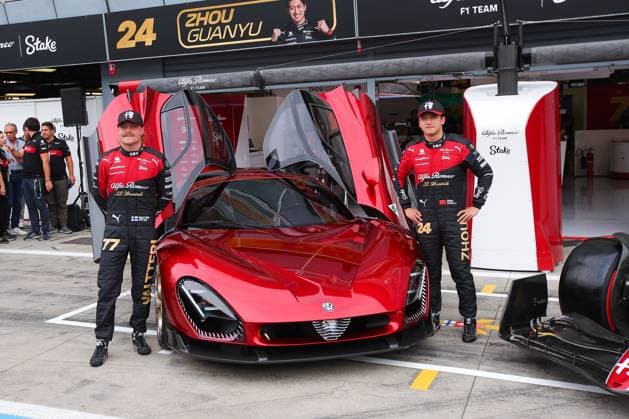 Sport Bilder des Tages Formel 1, GP Italien in Monza - Alfa Romeo Stralade 33 Präsentation BOTTAS Valtteri (fin), Alfa Romeo F1 Team Stake C43, portrait ZHOU Guanyu (chi), Alfa Romeo F1 Team Stake C43, portrait Alfa Romeo F1 Team Stake, ambiance Alfa Romeo Stralade 33 during the 2023 Formula 1 Pirelli Grand Premio d™Italia Grand Prix, 14th round of the 2023 Formula One World Championship, WM, Weltmeisterschaft from September 1 to 3, 2023 on the Autodromo Nazionale di Monza, in Monza, Italy - F1 - ITALIAN GRAND PRIX 2023 DPPI Panoramic 00123032_EAR36522