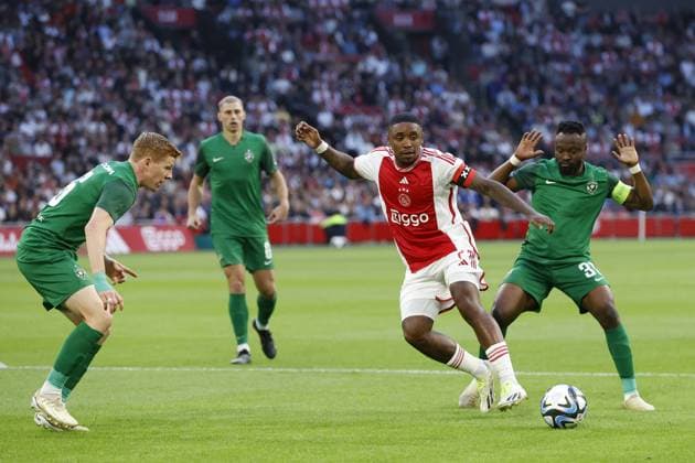AMSTERDAM , 31-08-2023 , Johan Cruijff Arena , UEFA Europa League season 2023 2024 , Play-offs 2nd leg , match between Ajax and Ludogorets , (L-R) Ajax player Steven Bergwijn, Ludogorets Razgrad player Bernard Tekpetey Ajax - Ludogorets  x22143583x Copyright:
