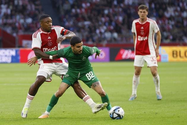 AMSTERDAM , 31-08-2023 , Johan Cruijff Arena , UEFA Europa League season 2023 2024 , Play-offs 2nd leg , match between Ajax and Ludogorets , (L-R) Ajax player Steven Bergwijn, Ludogorets Razgrad assistent Ivan Yordanov Ajax - Ludogorets  x22143909x Copyright:
