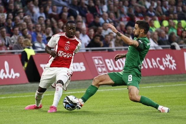 AMSTERDAM - (l-r) Carlos Forbes of Ajax, Claude Goncalves of PFK Ludogorets 1945 during the UEFA Europa League play-offs match between Ajax Amsterdam and PFC Ludogorets at Johan Cruijff ArenA on August 31, 2023 in Amsterdam, Netherlands. ANP MAURICE VAN STONE UEFA Champions League - Play-Offs Second Leg 2023 2024 xVIxANPxSportx xxANPxIVx 476845861 originalFilename: 476845861.jpg