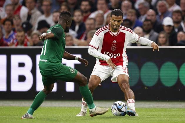 AMSTERDAM - (l-r) Bernard Tekpetey of PFK Ludogorets 1945, Owen Wijndal of Ajax during the UEFA Europa League play-offs match between Ajax Amsterdam and PFC Ludogorets at Johan Cruijff ArenA on August 31, 2023 in Amsterdam, Netherlands. ANP MAURICE VAN STONE UEFA Champions League - Play-Offs Second Leg 2023 2024 xVIxANPxSportx xxANPxIVx 476847408 originalFilename: 476847408.jpg