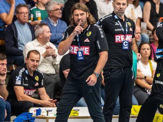 Sport Bilder des Tages Sebastian Hinze, Cheftrainer (Rhein-Neckar Loewen), Frisch Auf Goeppingen vs. Rhein-Neckar Loewen, 1. Bundesliga, Handball, Herren, 31.08.2023 Frisch Auf Goeppingen vs. Rhein-Neckar Loewen, 1. Bundesliga, Handball, Herren, 31.08.2023 Goeppingen *** Sebastian Hinze, Head Coach Rhein Neckar Loewen , Frisch Auf Goeppingen vs Rhein Neckar Loewen, 1 Bundesliga, Handball, Men, 31 08 2023 Frisch Auf Goeppingen vs Rhein Neckar Loewen, 1 Bundesliga, Handball, Men, 31 08 2023 Goeppingen Copyright: xEIBNER MichaelxSchmidtx EP_MST