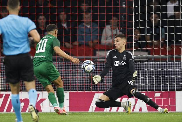 Fußball, EL Quali, Ajax Amsterdam - Ludogorez Rasgrad AMSTERDAM - (lr) Matias Tissera of PFK Ludogorets 1945 scores the 0-1, Ajax goalkeeper Jay Gorter during the UEFA Europa League play-offs match between Ajax Amsterdam and PFC Ludogorets at Johan Cruijff ArenA on August 31, 2023 in Amsterdam, Netherlands. ANP MAURICE VAN STONE UEFA Champions League - Play-Offs Second Leg 2023 2024 xVIxANPxSportx xxANPxIVx 476850825 originalFilename: 476850825.jpg