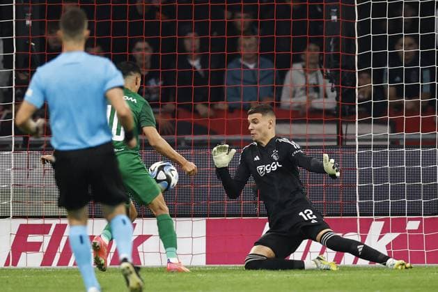 Fußball, EL Quali, Ajax Amsterdam - Ludogorez Rasgrad AMSTERDAM - (lr) Matias Tissera of PFK Ludogorets 1945 scores the 0-1, Ajax goalkeeper Jay Gorter during the UEFA Europa League play-offs match between Ajax Amsterdam and PFC Ludogorets at Johan Cruijff ArenA on August 31, 2023 in Amsterdam, Netherlands. ANP MAURICE VAN STONE UEFA Champions League - Play-Offs Second Leg 2023 2024 xVIxANPxSportx xxANPxIVx 476851348 originalFilename: 476851348.jpg