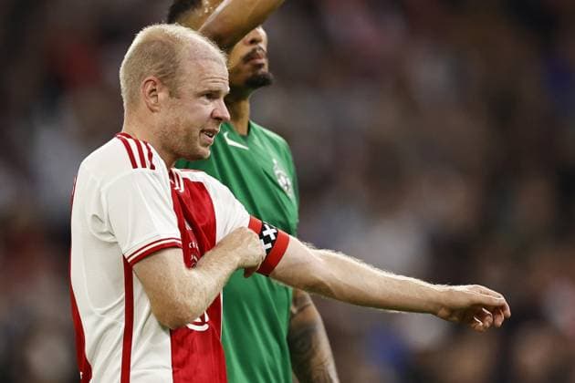 Fußball, EL Quali, Ajax Amsterdam - Ludogorez Rasgrad AMSTERDAM - Davy Klaassen of Ajax dons the captain s armband during the UEFA Europa League play-offs match between Ajax Amsterdam and PFC Ludogorets at the Johan Cruijff ArenA on August 31, 2023 in Amsterdam, Netherlands. ANP MAURICE VAN STONE UEFA Champions League - Play-Offs Second Leg 2023 2024 xVIxANPxSportx xxANPxIVx 476852445 originalFilename: 476852445.jpg